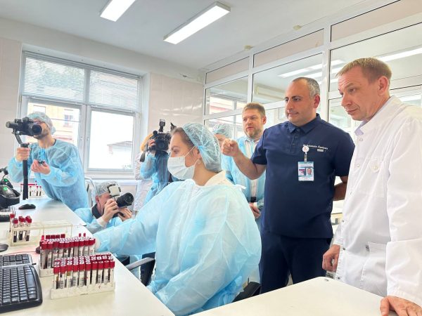 Робот-конвейер для анализа крови запустили в Нижегородском СПИД-центре