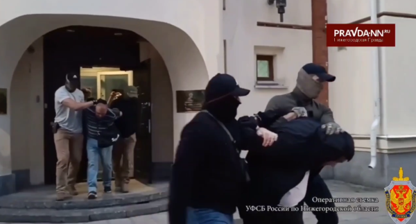 ФСБ показало кадры задержания начальника ЛОП нижегородского аэропорта