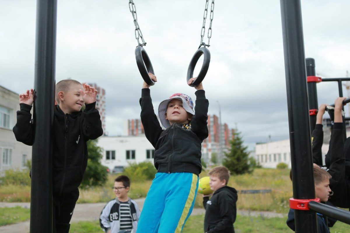 В Дзержинском санаторном детском доме оборудовали площадку для воркаута