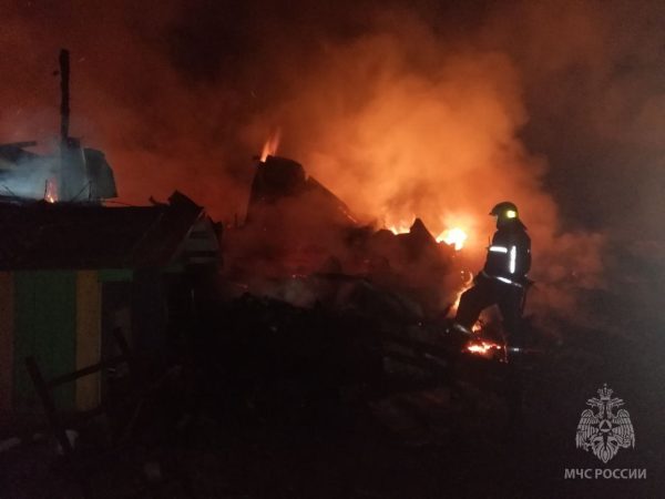 Два человека пострадали в пожаре на берегу Волги в Нижнем Новгороде