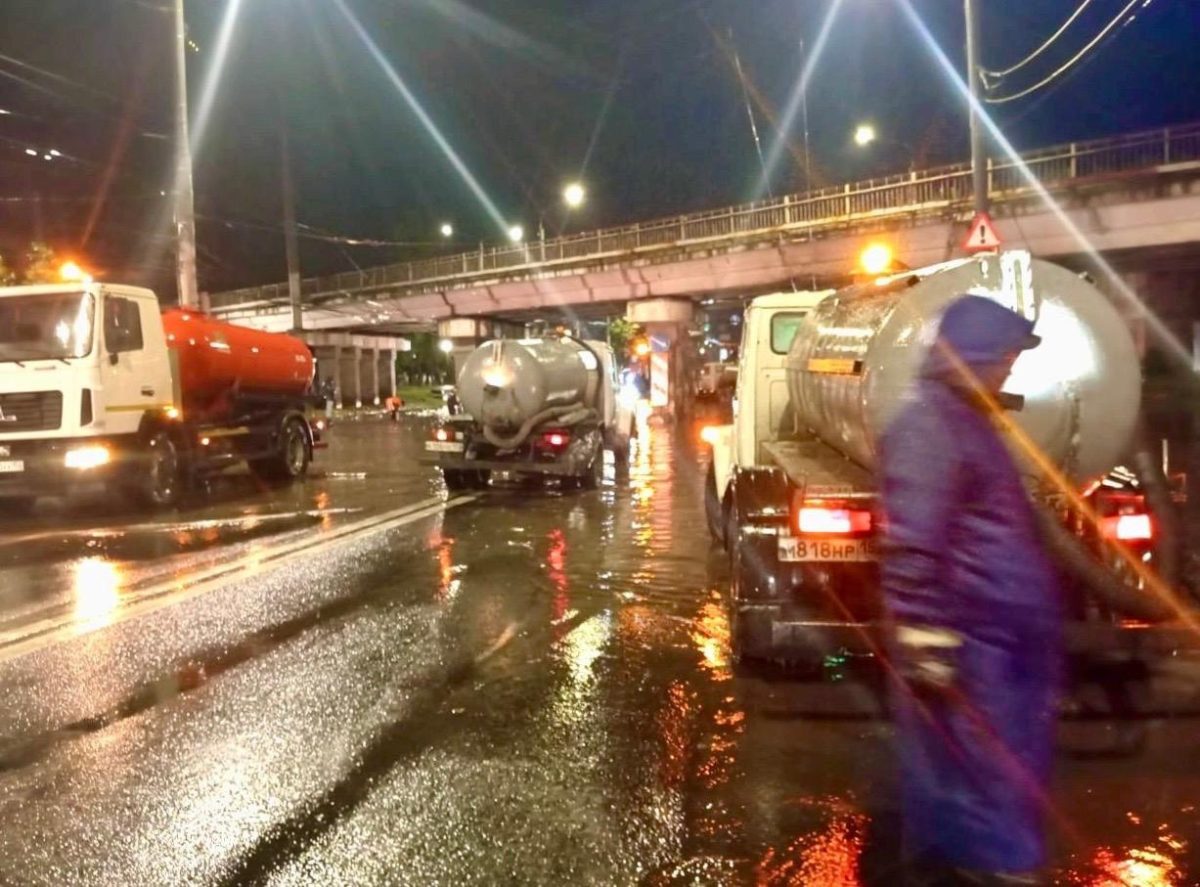 Последствия залпового ливня устраняют в Нижнем Новгороде