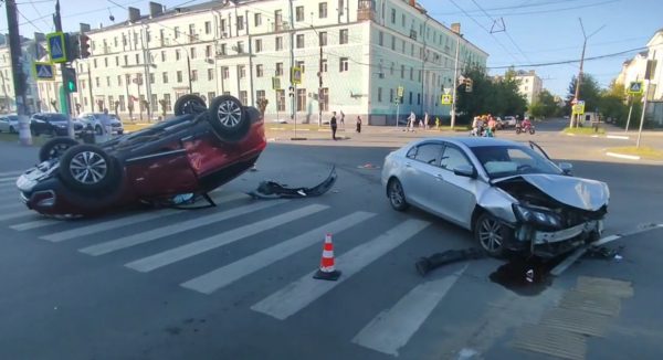 ДТП с «перевертышем» случилось на улице Грибоедова в Дзержинске