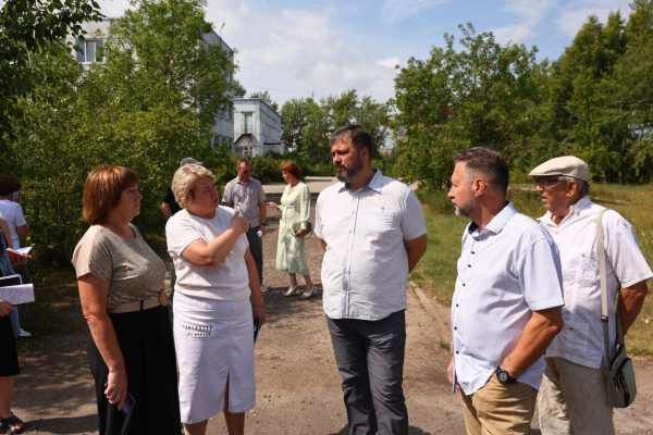 Михаил Клинков обсудил вопросы благоустройства на округе №10