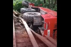 Деревянный мост обрушился под автомобилем пожарной команды в Борском округе