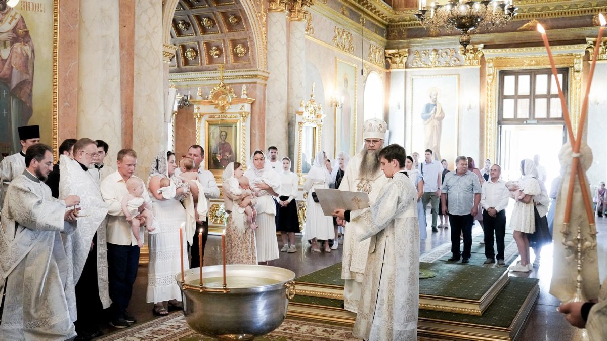 Митрополит Георгий совершил таинство крещения детей из многодетных нижегородских семей