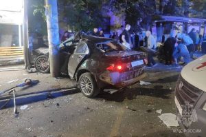 «Как будто или слепой, или бухой»: автомобиль влетел в ждавшую автобуса семью в Нижнем Новгороде