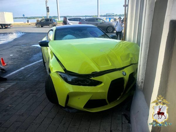 Автомобиль BMW влетел в фасад здания на Нижневолжской набережной