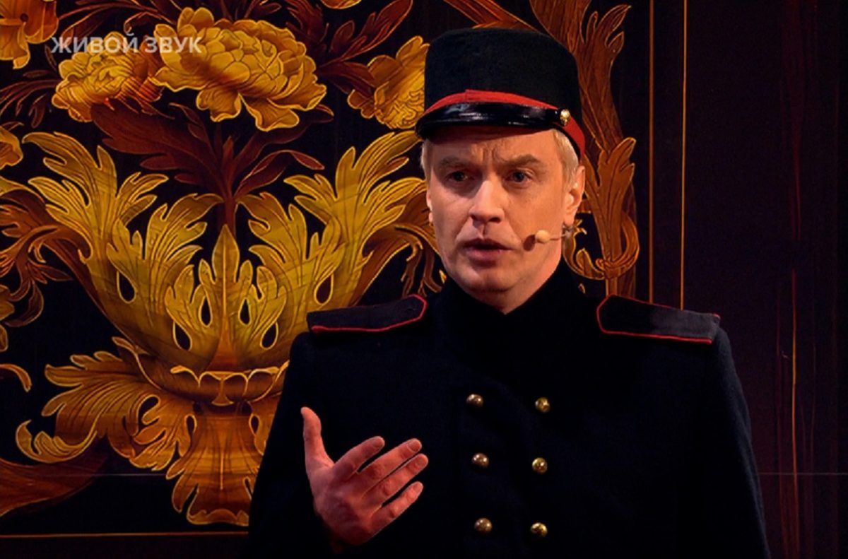 Номер «Поручик» показал телезрителям блестящий вокал, а также невероятный юмор и танцевальный талант исполнителя