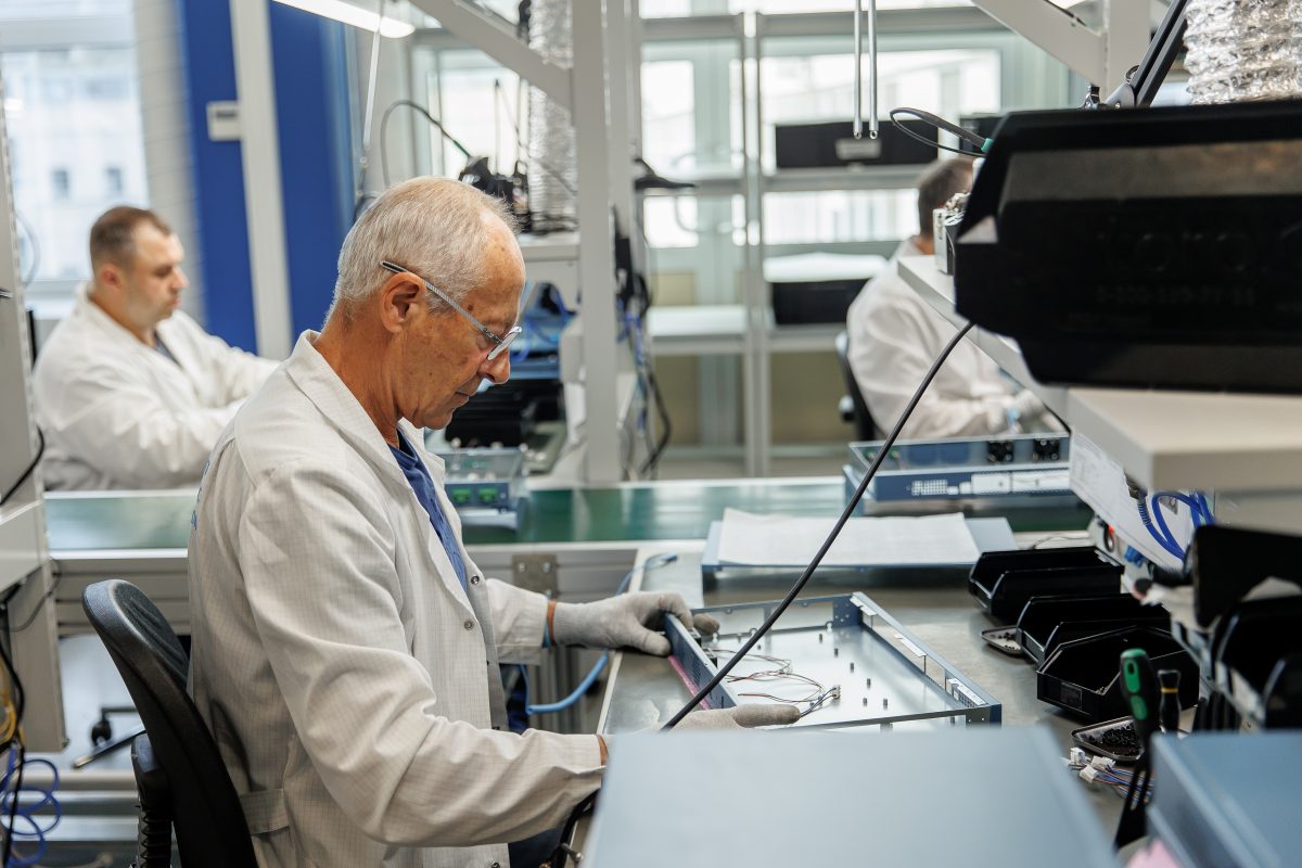 Всего за сутки здесь производится порядка 240 тысяч различных компонентов