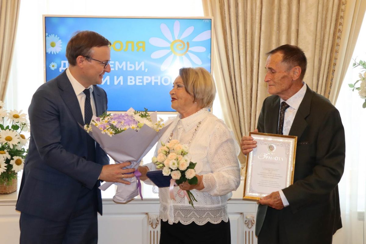 17 нижегородских семей наградили медалями «За любовь и верность»