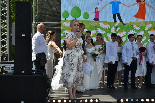 В парке «Швейцария» 14 пар заключили брак в честь Дня семьи, любви и верности
