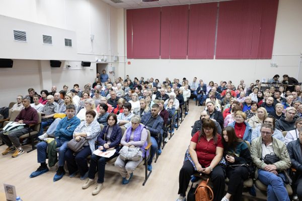 Представители минграда встретились с жителями домов на улице Бориса Панина