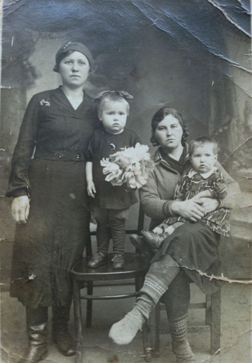 Анна Косова с дочерью Фаиной (справа) вместе с подругой Ниной и её дочерью Светланой