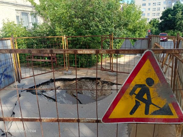Водопроводную трубу прорвало на улице Строителей в Дзержинске