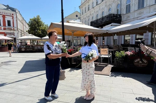 «Ромашка на счастье»: активисты «Единой России» поздравили нижегородцев с Днем семьи, любви и верности