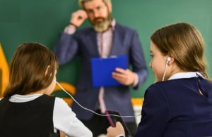 Могут ли оценки за поведение вернуть уважение к учителям? Что думают родители и психологи