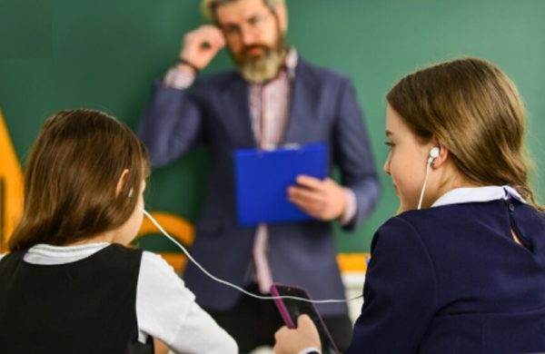 Могут ли оценки за поведение вернуть уважение к учителям? Что думают родители и психологи