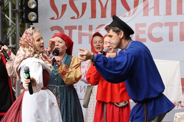 В Щелоковском хуторе проходит этнофестиваль «Семейные узоры»