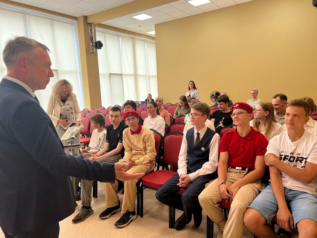 Депутат Игорь Рузанкин с участниками проекта « Беслан -Вахта памяти»