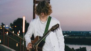 «С каждым нужно поделиться своей энергией»: нижегородец рассказал о жизни уличного музыканта&nbsp;