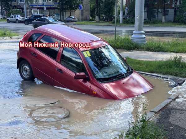 Автомобиль утонул на улице Бекетова в Нижнем Новгороде