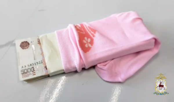 Курьер такси не дал мошенникам обмануть 91-летнюю нижегородку на 200 000 рублей