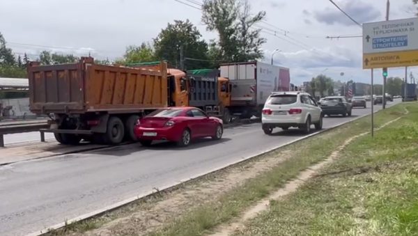 Три грузовика столкнулись на Московском шоссе