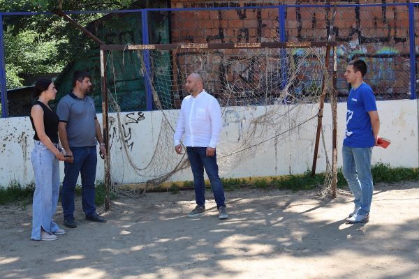 Партийный десант проинспектировал спортивные площадки Приокского района