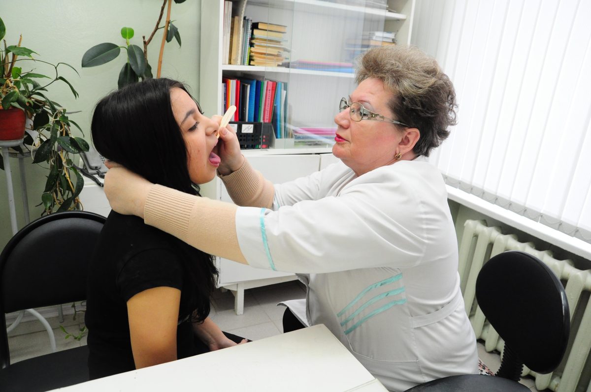 Отоларинголог Наталья Карпелянская рассказала, какие болезни подстерегают летом