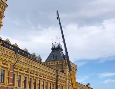 Последние «короны» установили на башни Главного ярмарочного дома