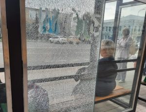 Вандалы разбили новые автобусные остановки в Богородске