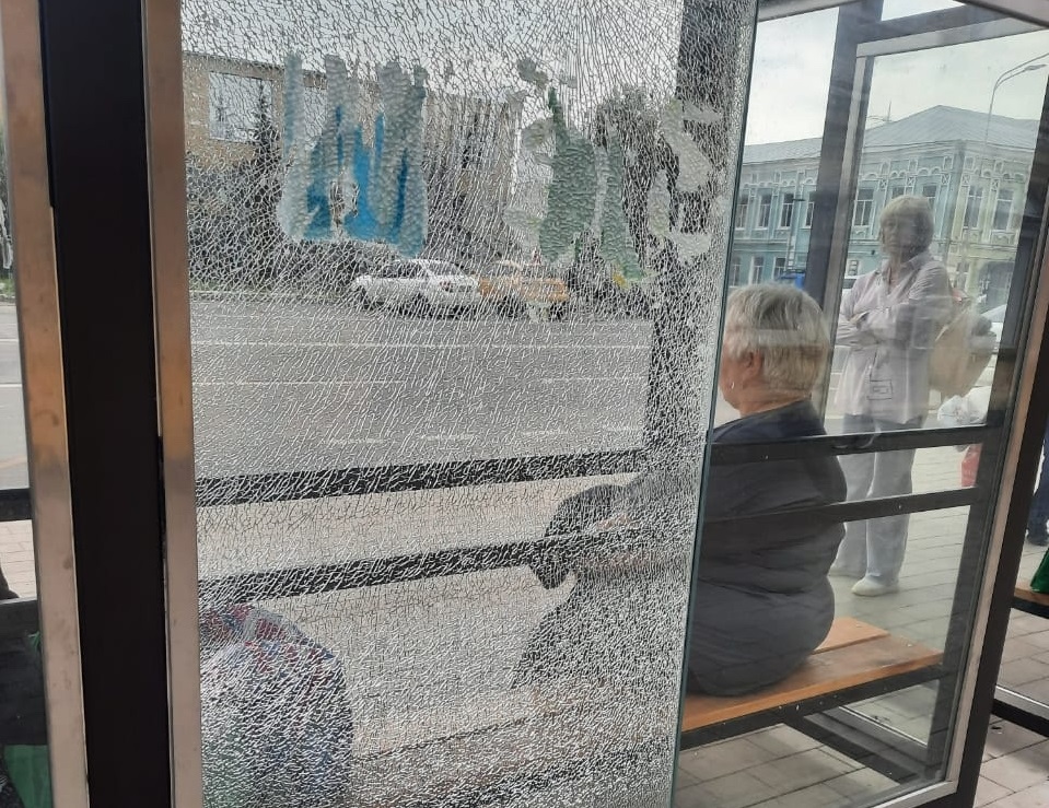 Вандалы разбили новые автобусные остановки в Богородске