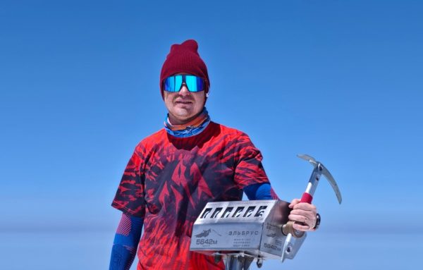 Нижегородский полицейский покорил Эльбрус и спустился с горы на сноуборде