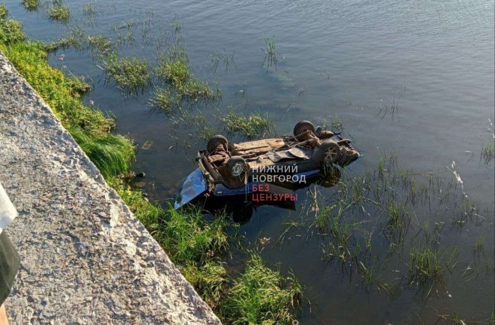 Дрифтеры на «шестерке» утопили машину в Оке около Молитовского моста