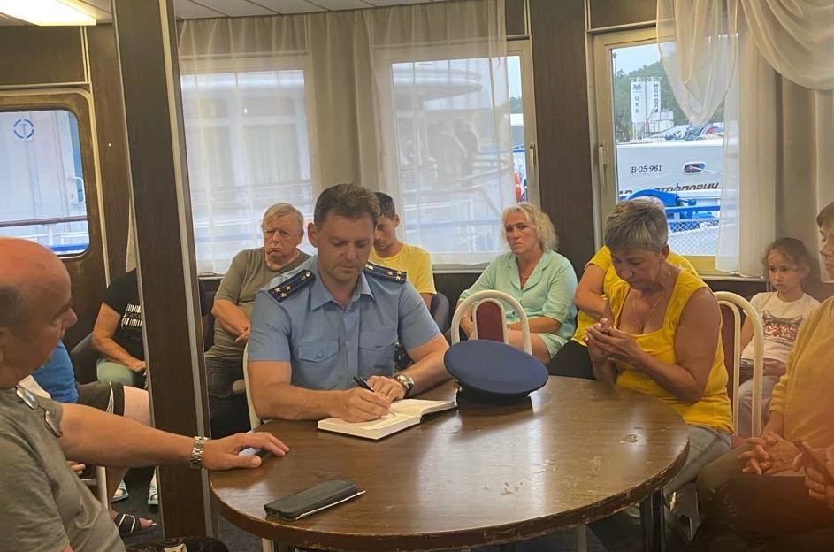 Прокуратура консультирует пассажиров теплоходов после инцидента на гидроузле