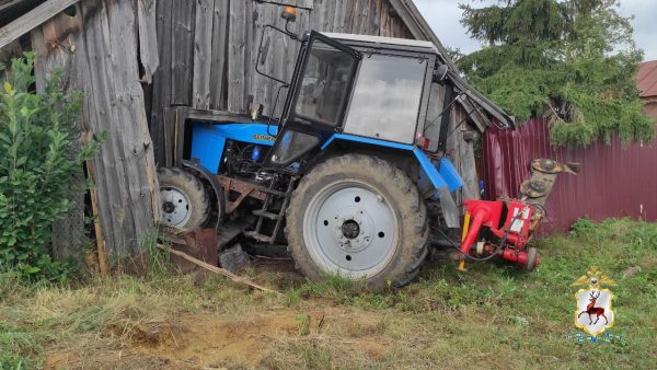 Молодой человек угнал трактор в Шатковском районе