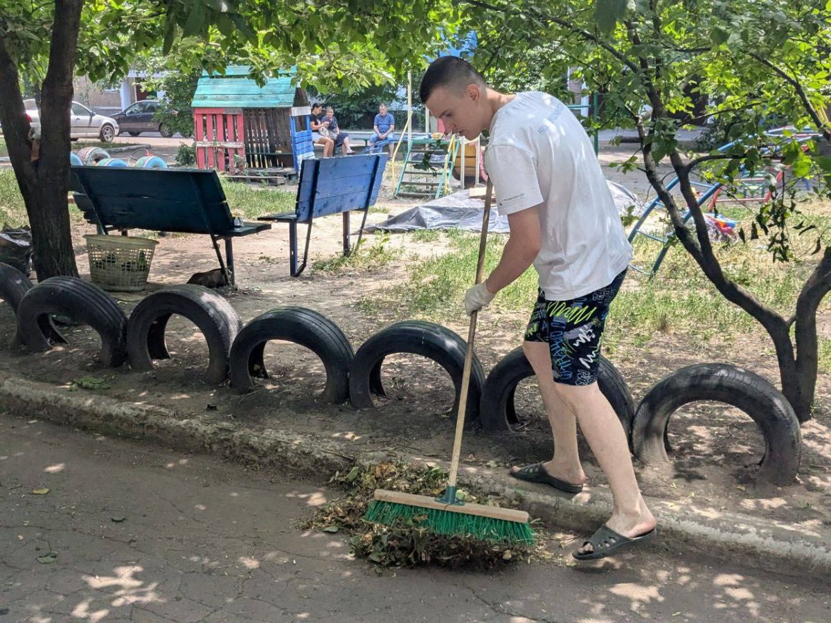 Волонтеры Дома народного единства дали старт акции «Чистый двор» в ДНР