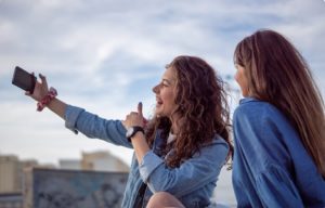 Самоутверждение или хайп? Почему подростки рискуют жизнью ради эффектных видео