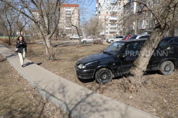 Машины без номеров, припаркованные на газонах, изымают в Нижнем Новгороде
