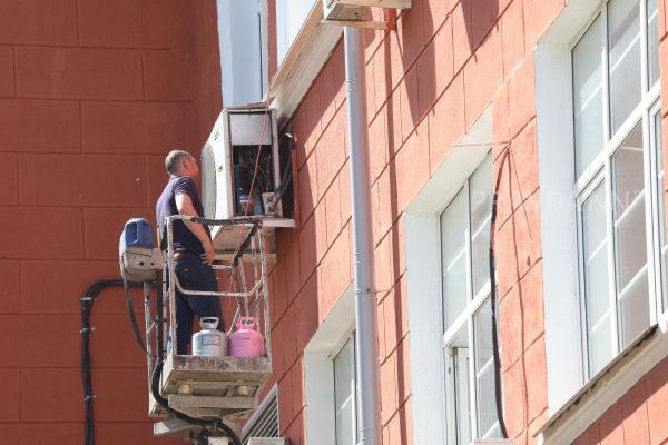 Спрос на срочный ремонт и обслуживание кондиционеров вырос из-за жары