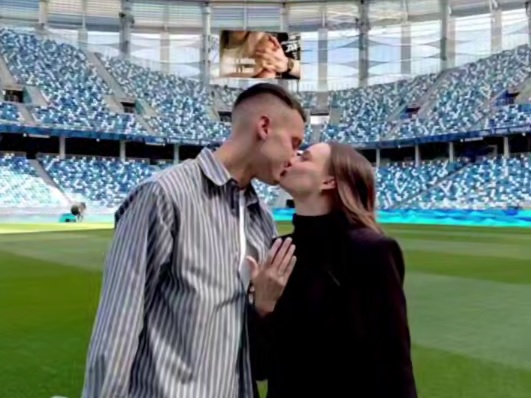 Вратарь «Пари НН» сделал предложение возлюбленной на стадионе «Нижний Новгород»