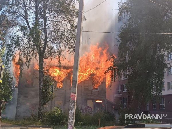 Двухэтажный расселенный дом на улице Дунаева в Нижнем Новгороде загорелся