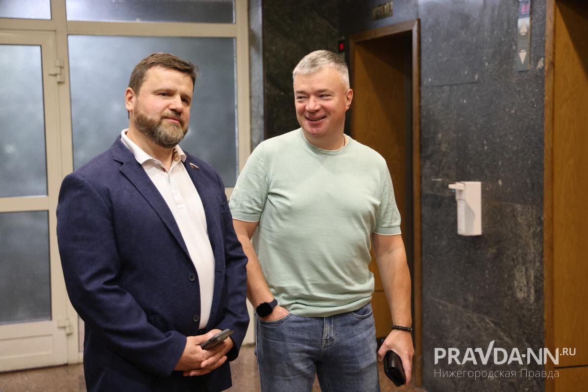 Депутаты Госдумы от Нижегородской области не прекращают общение даже в стенах парламента (слева направо: Юрий Станкевич, Артем Кавинов)
