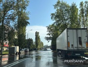 Настоящее «озеро» образовалось на улице Сергея Акимова после залпового ливня