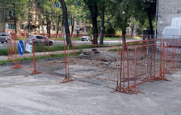 Огромную лужу, в которую провалился автомобиль, ликвидировали на улице Бекетова