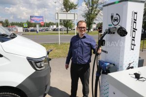 Зарядные станции для электромобилей появятся на всех заправках вдоль автодорог
