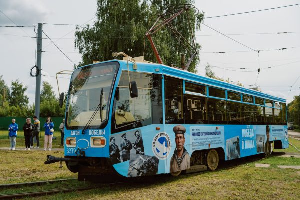 В Нижнем Новгороде начал курсировать трамвай Победы, посвященный землякам-героям