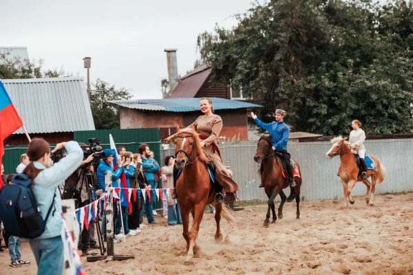 Более 200 человек посетили конное представление в День флага