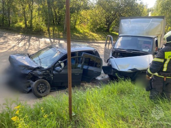 Три человека пострадали в аварии с грузовиком на улице 40 лет Победы