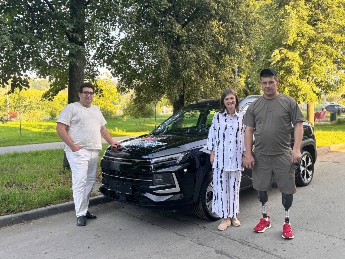 Фонд «Защитники Отечества» передал ветерану СВО автомобиль с ручным управлением